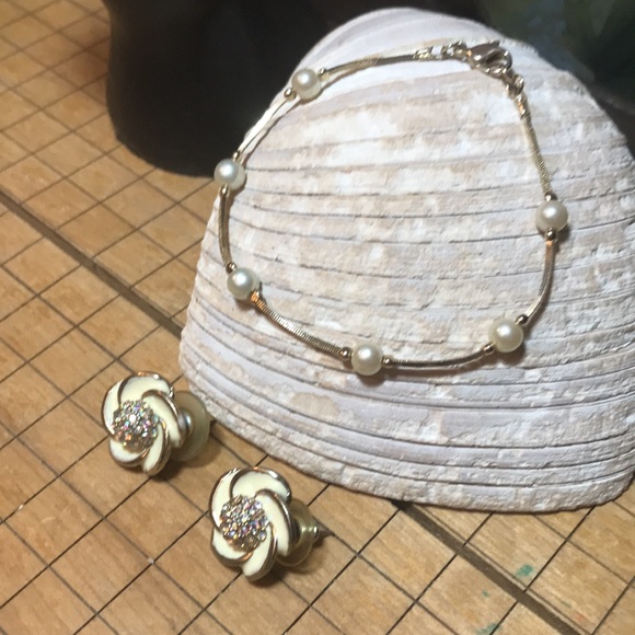 Costume Pearls Bracelet 7.5”L, AB Crystals, Cream Enamel Flower Earrings EVC - Picture 3 of 10
